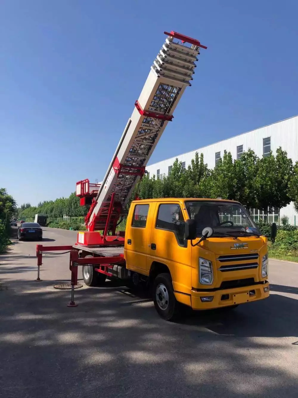 伊川附近的云梯车出租服务：轻松解决高空作业需求