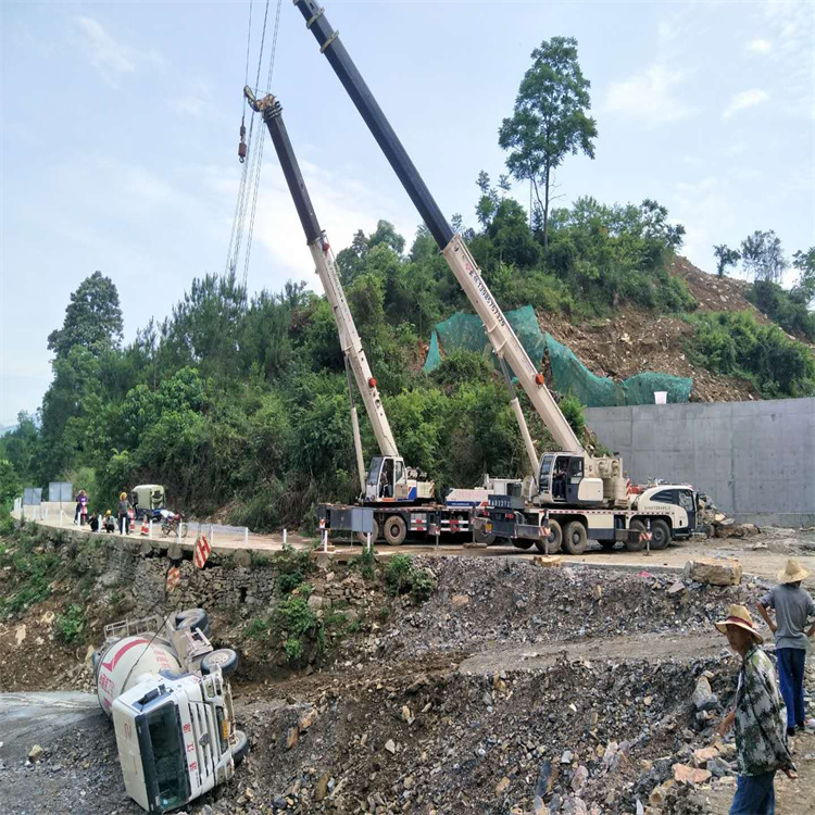 伊川汽车掉沟里叫吊车救援要多少钱